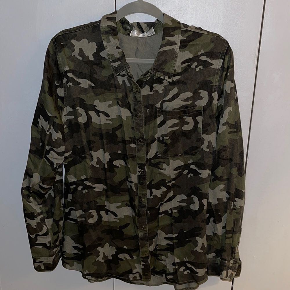 BNWOT button down camo blouse